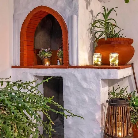 Beautiful Historic House בית נופש