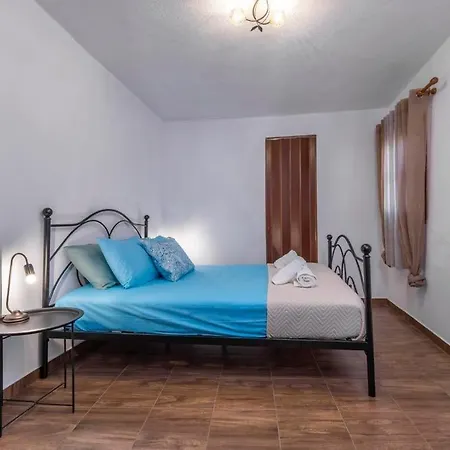Beautiful Historic House בית נופש *